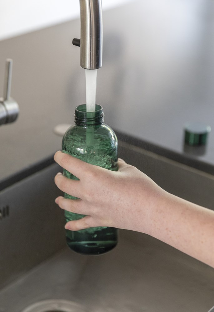 Auslaufsichere Trinkflasche mit Metalldeckel